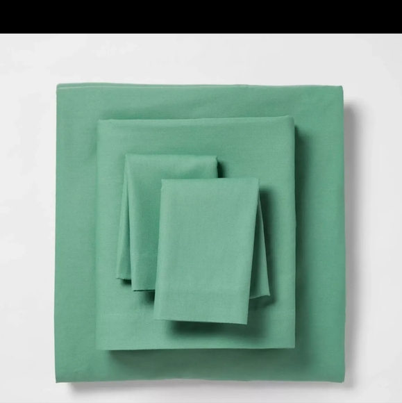 Room Essentials EASY CARE Green pillow case - Picture 2 of 4